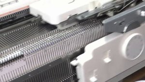 Тисненый ажур или двухфонтурный ажур с П кареткой - вяжем на вязальной машине