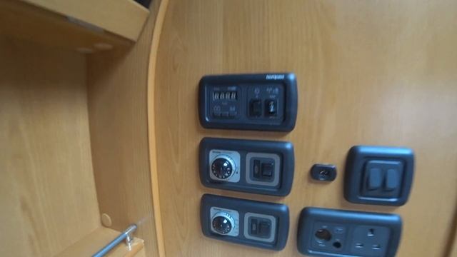 Обзор семейного каравана прицепа дачи автодома на 6-8 чел Compass 2008г со встроенным баком для вод смотреть онлайн