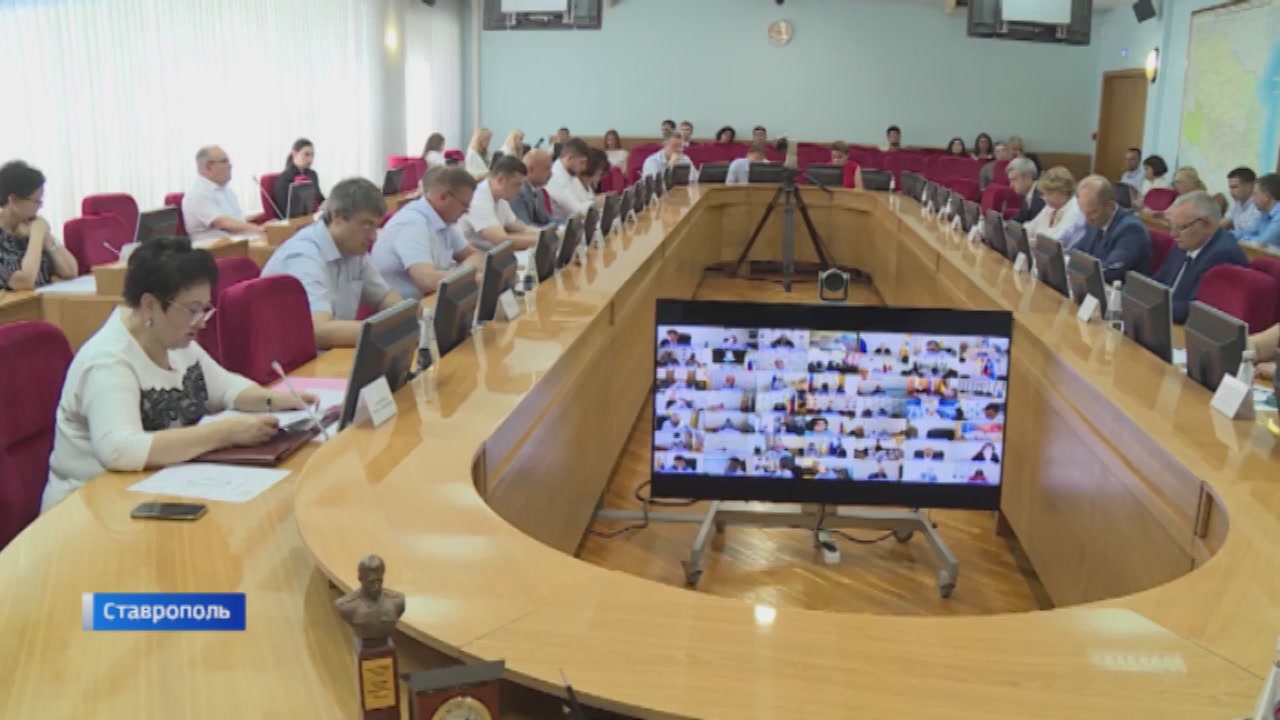 Ситуацию с рекой Калаус, незаконные свалки и защиту прав несовершеннолетних обсудили в правительстве