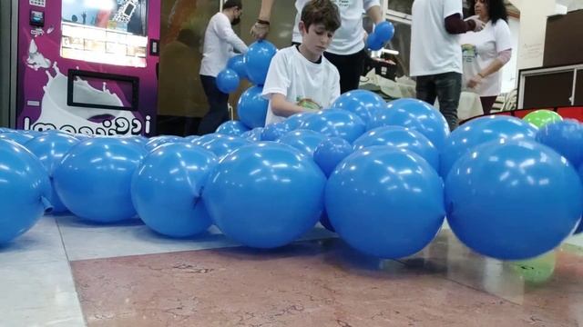 Речка из воздушных шаров. Река из шаров