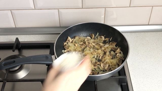 КАК ПРИГОТОВИТЬ МЯСО С ГРИБАМИ В СМЕТАННОМ СОУСЕ НА СКОВОРОДЕ? Тушеная свинина с шампиньонами ? Ужи