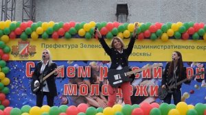 Группа "Лицей" исполняет свой легендарный хит "Осень"