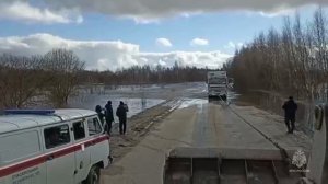 Грузовик вытаскивают из реки Хупта в Ряжске Рязанской области