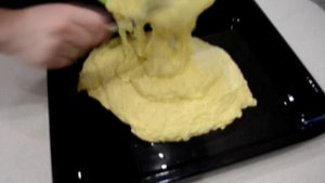 Вкусный пирог с вишней на кислом молоке