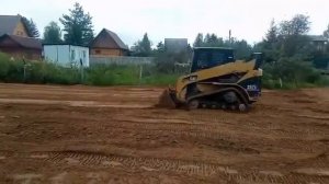 Выравнивание участка гусеничным мини погрузчиком Bobcat