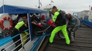 Погрузка мотоциклов на Байкале