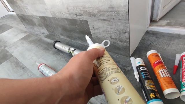 Видны стыки на белой кварцвиниловой плитке - как их убрать. Немного про герметики. смотреть онлайн