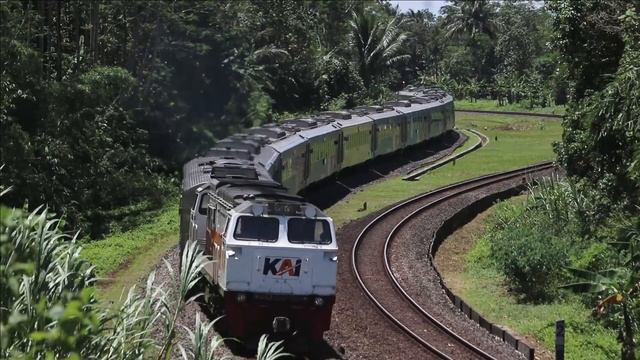 Sharp Curves, Oil Tankers, Passenger Trains, and More! || Java Railfanning смотреть онлайн