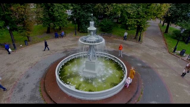 Фонтан в сквере площади Минина. (4K) The fountain on the square of Minin and Pozharsky.