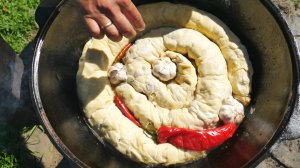 Ханум с мясом на картофельно-грибной подушке в казане на костре.