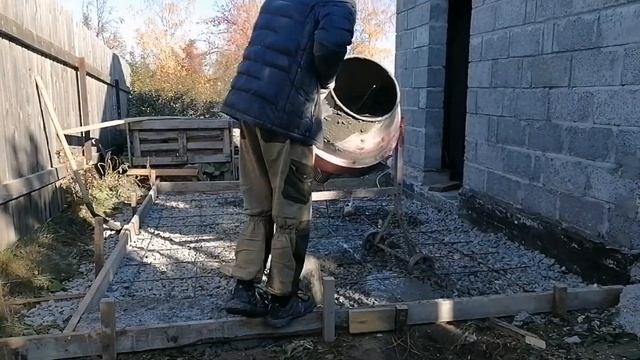 Будем строить навес к бане. Заливаем пол.