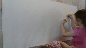 Дети рисуют на обоях
