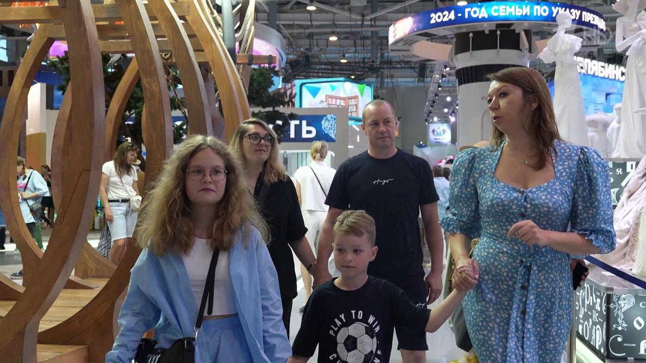 Гостья из Владимира стала 18-миллионным посетителем выставки "Россия" на ВДНХ