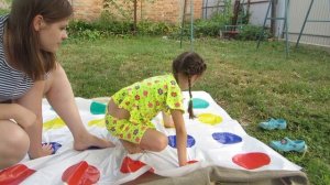 Кто в семье самый ГИБКИЙ? Мама против Юли твистер челлендж!