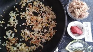 Рисовые зразы с мясной начинкой на сковороде