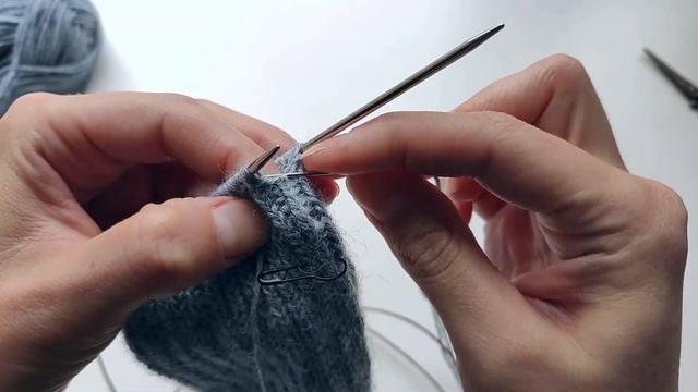 НОСКИ ОТ МЫСКА С ПЯТКОЙ-БУМЕРАНГ. REST SOCKS // Попетельный МК спицами. Часть 3 (резинка, закрытие)