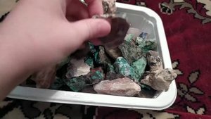 Рассматриваем камни Урала которые мы добывали с родителями ?