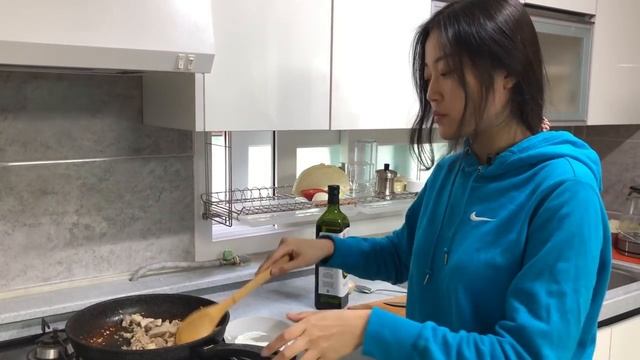 Кореянка первый раз делает ШАВЕРМУ (Шаурму) в Южной Корее смотреть онлайн