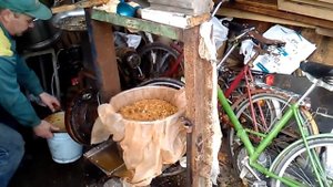 Самодельная дробилка для яблок и пресс  в работе.