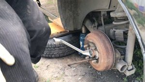 Откручивание болта ступицы при снятом колесе  Chevrole Aveo