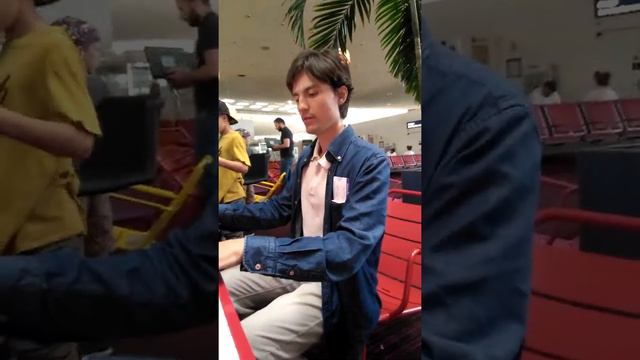 Ваня играет на пианино в аэропорту Парижа смотреть онлайн