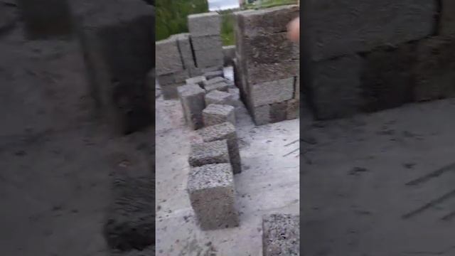 Кладка арболитовых блоков, с учётом нулевого ряда идёт третий ряд