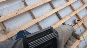 САМ сделал ОБРЕШЕТКУ и ГИДРОИЗОЛЯЦИЮ для двускатной крыши своими руками