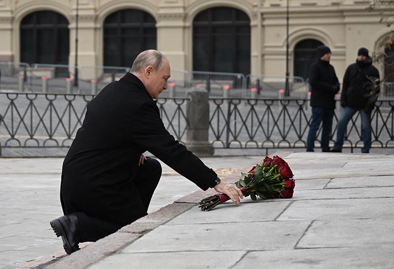 Путин возложил цветы к памятнику Минину и Пожарскому / События на ТВЦ
