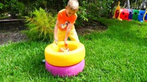 Влад и Никита играют с животными | Коллекция видео для детей