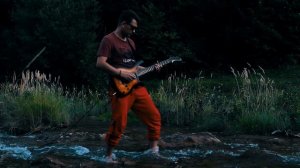 Парень в реке играет Шатунова. Ласковый май - Седая ночь. Кавер электрогитара.
