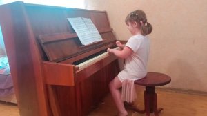 Сегодня Маша играет произведение "Этюд" из учебника: "Новая школа игры на фортепиано"