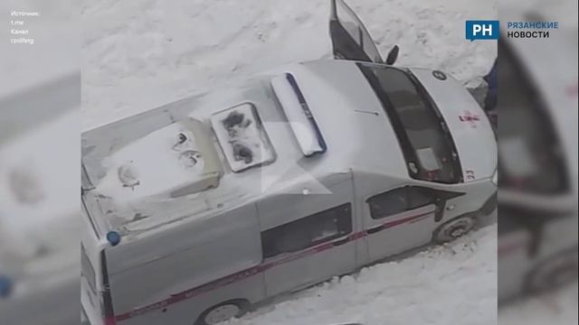 В Рязани в снегу застряла скорая помощь