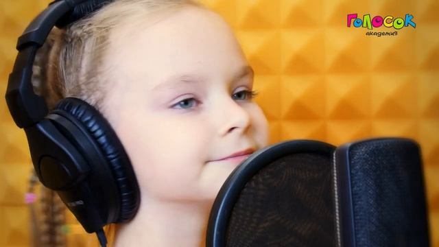 Детская песня - Елочке не холодно зимой | Академия Голосок | Мия Голованова (7 лет) смотреть онлайн