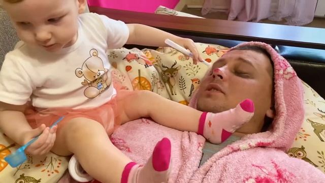 Дочка играет с папой папа притворяется что заболел. Baby playing with Dad.