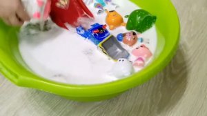 Ми ми мишки принимают ванну с бомбочками