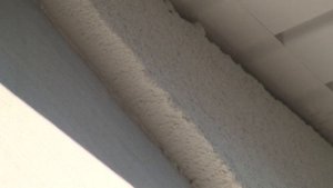 Как пластиковой тёркой затирается камешковая декоративная штукатурка на декорах