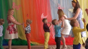 Танец с мамами в детском саду на утреннике