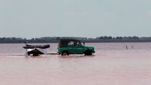 Уникальное розовое озеро в Алтайском крае - там по воде ходит поезд и невозможно утонуть