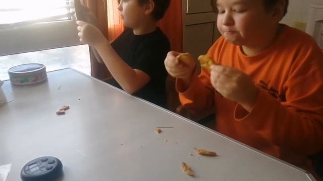 Вырезаем "сахарные печеньки" из игры в кальмара с Антоном смотреть онлайн