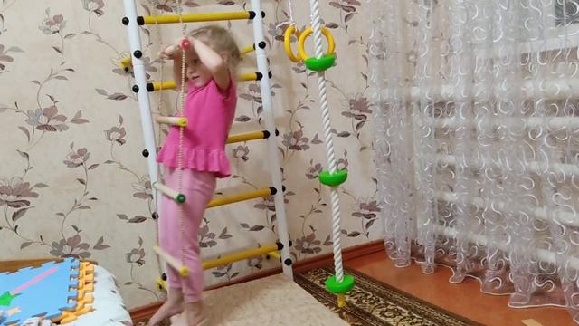 Верочке купили спортивную стенку