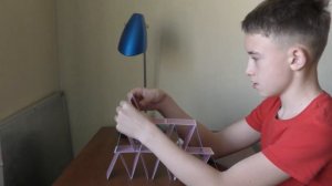 Карточный домик. Собираю карточный дом. Пирамида из карт.
