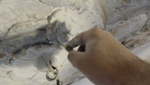 Очистка большой барочной гипсовой розетки от водоэмульсионки и мела. Реставрация лепнины на потолке