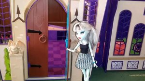 Видео с куклами Монстер Хай. Экскурсия по Школе Монстров (Часть 1). Monster High