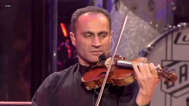 Yanni. Композитор! Дирижёр! Создатель суперпрофессионального музыкального коллектива !