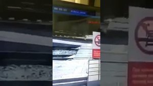 Пьяный упал под поезд, остался жив.