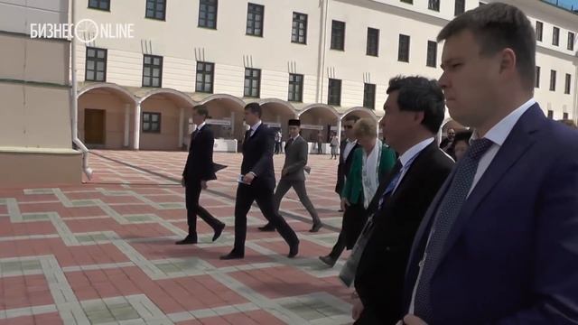 Японская принцесса в Казани: у нее «футбольный» клатч, и она очень милая смотреть онлайн