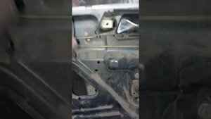 снимаем ручку задней двери Мерседес 124