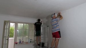 Как качественно наклеить потолочный Багет и Плинтус.
