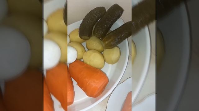 Новогодний салат Оливье???#еда#рецепты#традиции русских???? смотреть онлайн
