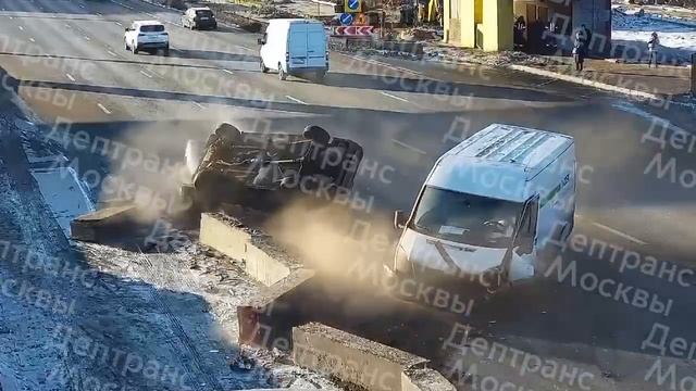 Столкнулись два автомобиля, один из них перевернулся - Москва 24